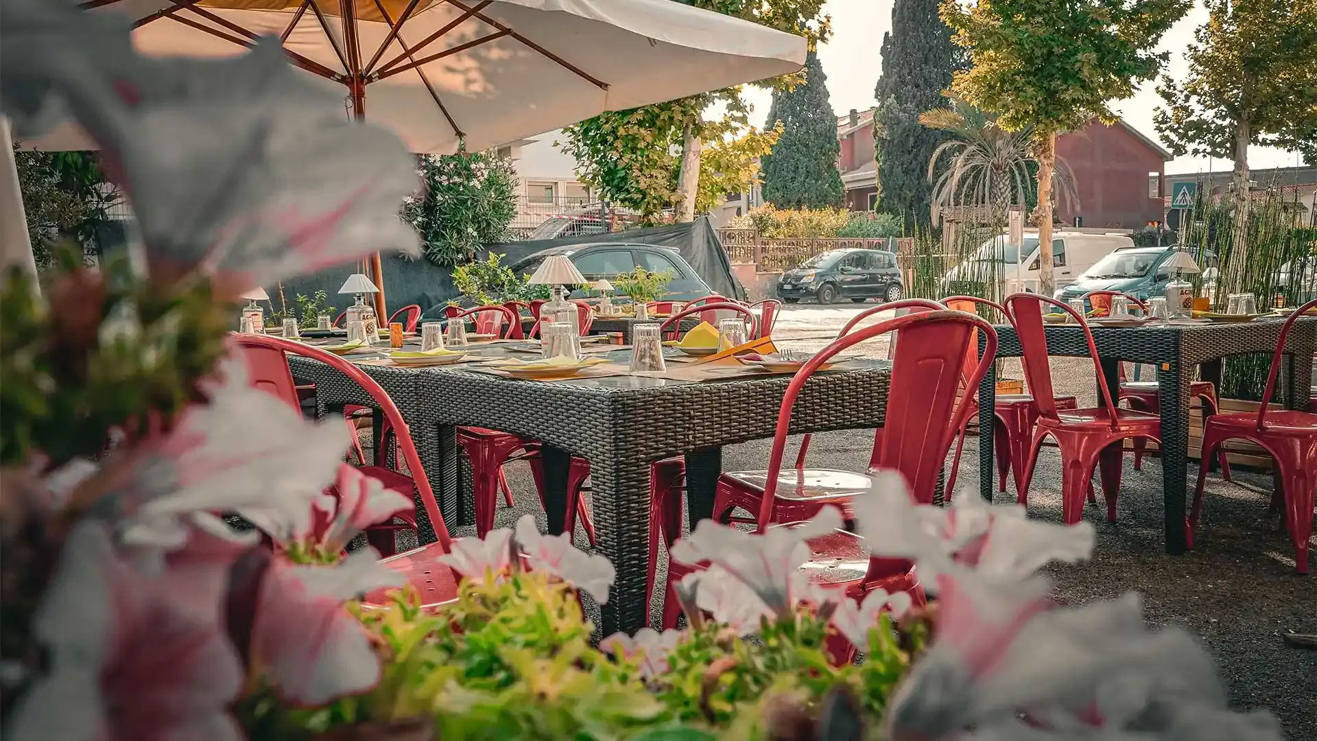 Piazza esterna con visuale sulla strada e piante sullo sfondo