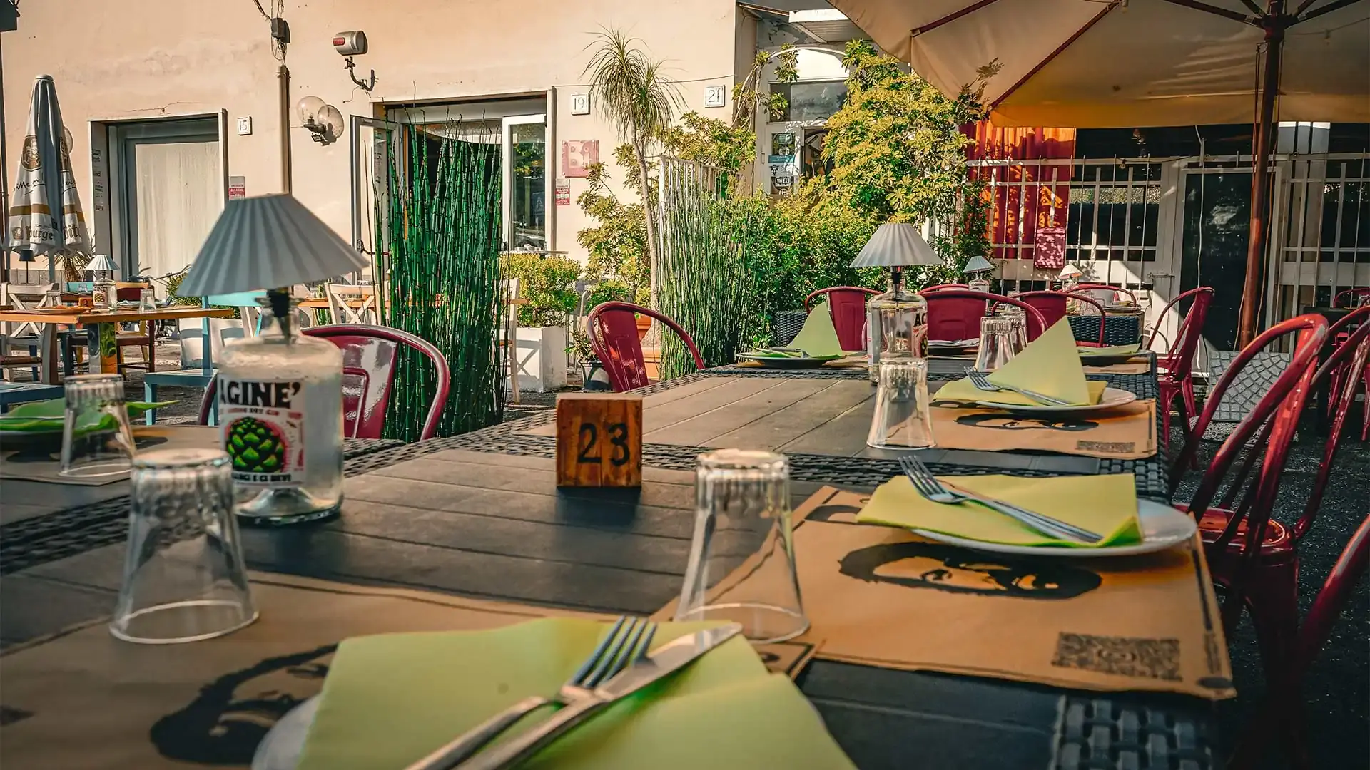 Piazza esterna con visuale sull'ingresso del ristorante