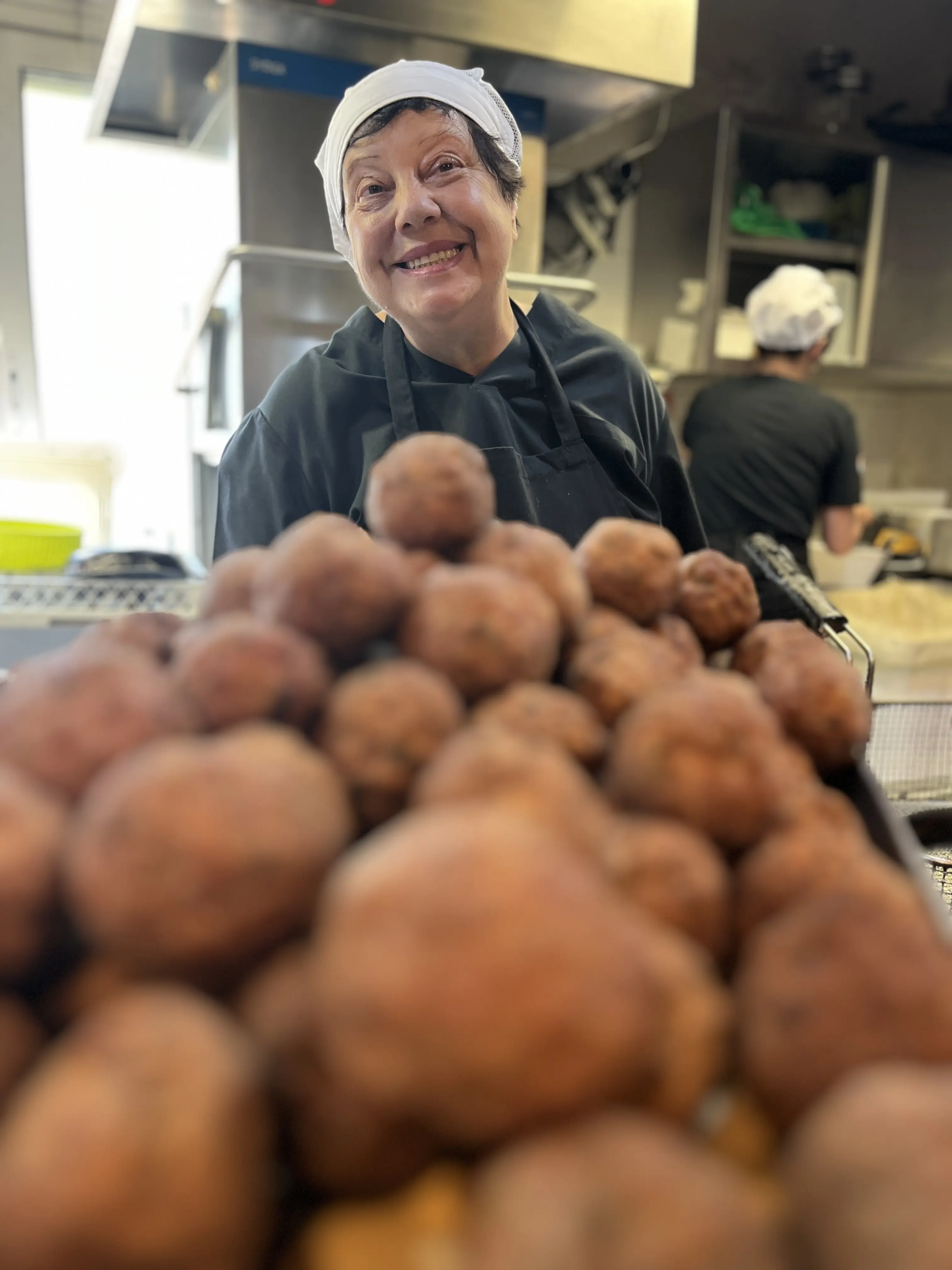 Esterno del ristorante con tavoli immersi nel verde